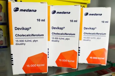 Trzy opakowania Devikap 15 000 IU/ml, płyn doustny od Medana.