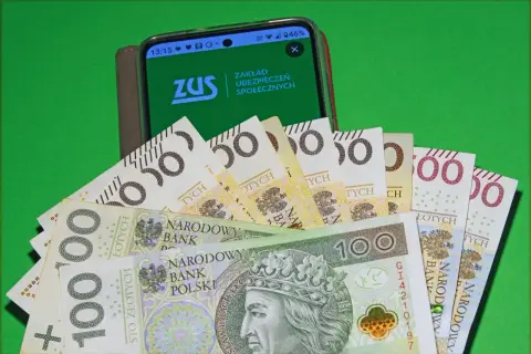 ZUS na ekranie telefonu i polskie banknoty. Czy to zapowiedź przyszłej emerytury i wieku, w którym będziemy mogli odpocząć?