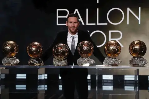 Lionel Messi z dumą prezentuje swoje liczne złote piłki. Ile złotych piłek ma Messi? Aż siedem!