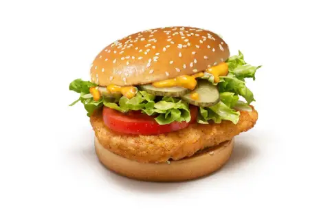 Chikker McDonald z chrupiącym kurczakiem, sałatą, pomidorem i ogórkiem kiszonym.