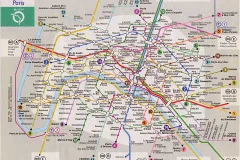 W Paryżu jest 16 linii metra (M) i RER (kolej podmiejska).