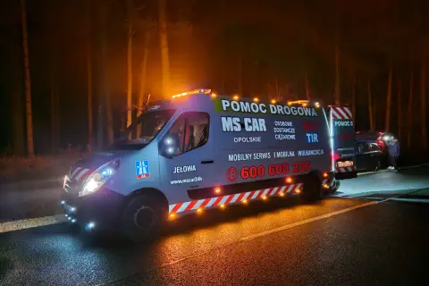 Pomoc drogowa MS CAR na drodze, być może na autostradzie A4, która jest płatna. Pomoc całodobowa dla samochodów osobowych, dostawczych i TIR.