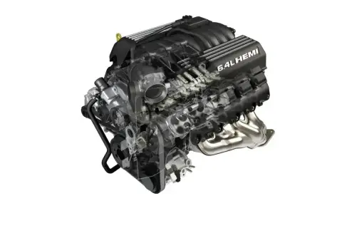 Przekrój silnika 6.4L HEMI z widocznymi elementami wewnętrznymi, takimi jak zawory i układ paliwowy.