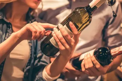Jak usunąć alkohol z wina w kuchni? Proste sposoby i porady
