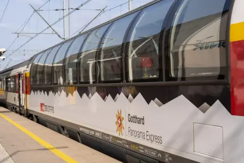 Wagony panoramiczne "Gotthard Panorama Express" z widokiem na góry.