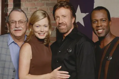 Strażnik Teksasu obsada: Chuck Norris, Clarence Gilyard Jr., Nia Peeples i Noble Willingham pozują do zdjęcia.