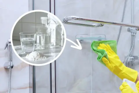 Domowy sposób na czyszczenie kabiny prysznicowej ze szkła: soda, ocet i woda. Rękawiczki i ściereczka pomogą w myciu.