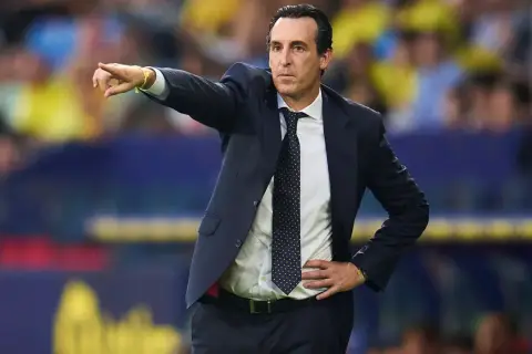 Unai Emery, **aston villa trener**, wskazuje kierunek gry.