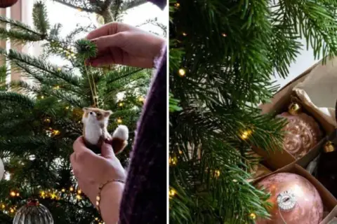Addobbi per un albero di natale in inglese: palline rosa e bordeaux, decorazioni a forma di volpe e sfere di carta.