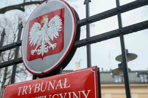 Tablica z godłem Polski i napisem "Trybunał Konstytucyjny" na tle bramy. Analiza prawdy o rzekomym "skoku na Trybunał" w budżecie na 2026 rok.