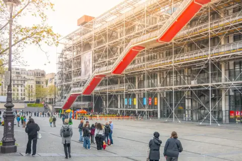 Centrum Pompidou z czerwonymi schodami i ludźmi na placu.
