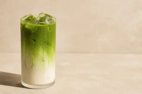 Orzeźwiające matcha latte z lodem w szklance. Idealne na upalne dni, dowiedz się, jak zrobić matcha!