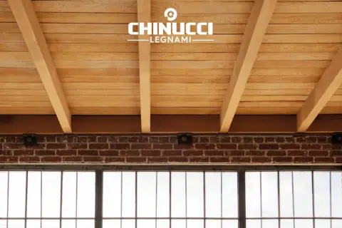 Controsoffitto in legno fai da te con travi a vista e perlinato chiaro. Un tocco rustico e moderno.
