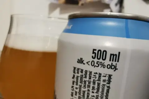 Piwo bezalkoholowe w puszce i szklance. Czy można pić piwo bezalkoholowe w miejscu publicznym? To piwo ma <0,5% alkoholu.