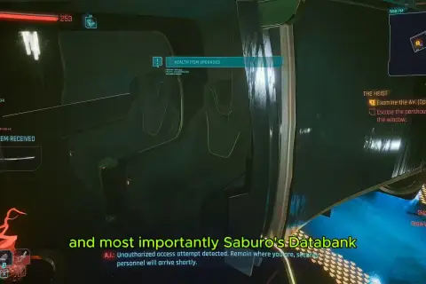 Cyberpunkowy skok na głęboką wodę. Wnętrze pojazdu, na ekranie cel misji "The Heist" i alarm o próbie włamania do bazy danych Saburo.
