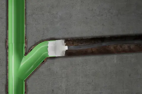 Illustration av relining av avlopp där en ny, grön plastbeläggning appliceras inuti ett gammalt, rostigt rör.