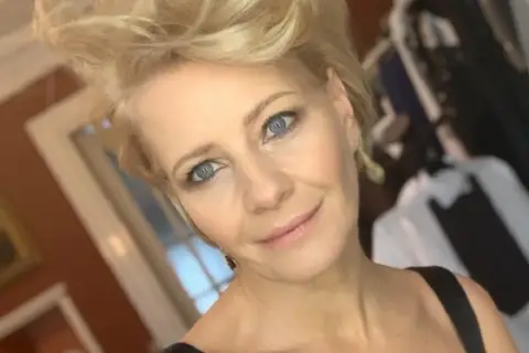 Kobieta z niebieskimi oczami i blond włosami, uśmiecha się. W tle widać ubrania. Ile lat ma Kożuchowska?