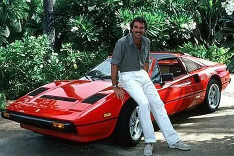 Magnum detektyw z hawajów obsada: Tom Selleck w czerwonym Ferrari, gotowy na kolejną przygodę.