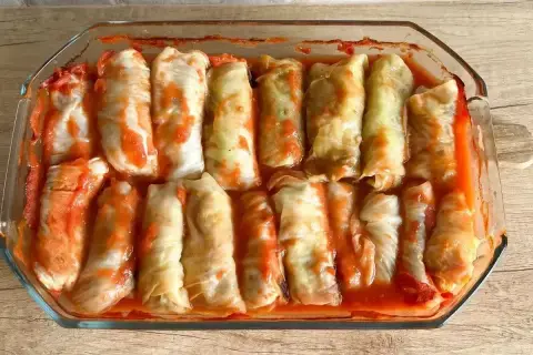 Pyszne gołąbki w sosie pomidorowym, gotowe do pieczenia w piekarniku.