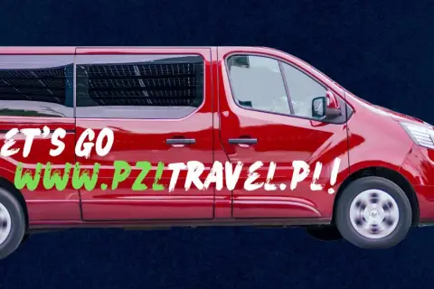 Czerwony bus z napisem "LET'S GO WWW.PZITRAVEL.PL!" gotowy na flixbus do Niemiec.