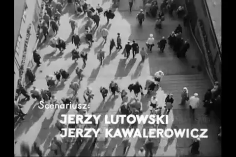 Scenariusz polskiego filmu "Pociąg" Jerzego Lutowskiego i Jerzego Kawalerowicza. Tłum ludzi na ulicy.
