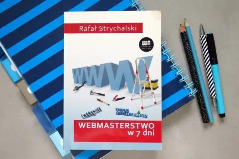 Książka "Webmasterstwo w 7 dni" Rafała Strychalskiego, która pokazuje, jak zrobić dobrą stronę html. Narzędzia i notatniki obok.