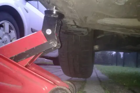 Podczas wymiany koła, lewarek podkładamy pod wzmocniony próg samochodu, blisko opony.