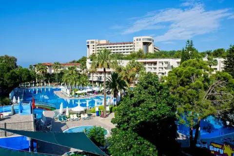 Luksusowy hotel z basenami i palmami, idealne miejsce na wakacje. Barut Hemera zaprasza!