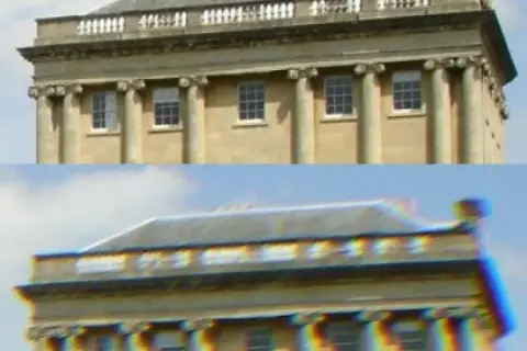 Edificio classico con colonne e finestre. L'immagine inferiore mostra un'evidente aberrazione cromatica con aloni colorati sui bordi.
