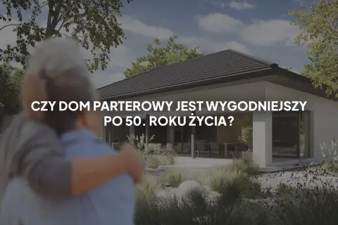 Dwoje starszych ludzi przytula się na tle nowoczesnego domu parterowego. Czy to najciekawsze projekty domów parterowych dla seniorów?