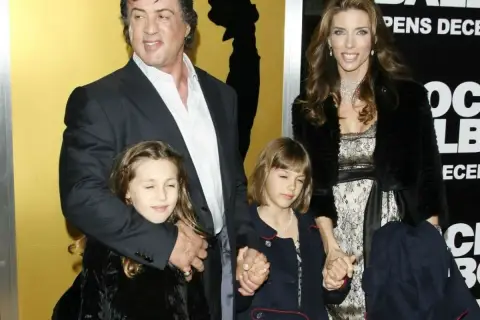 Sylvester Stallone z żoną i córkami, jego słodkie sylvester stallone dzieci, pozują na ściance.