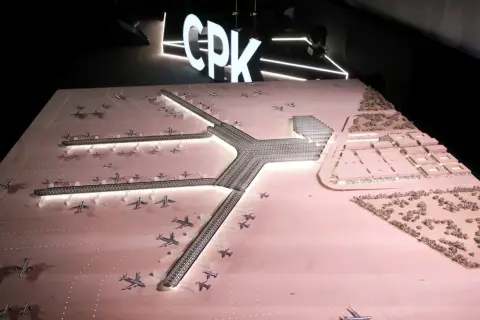 Model lotniska CPK z samolotami i budynkami. Pokazuje skalę inwestycji, która może wpłynąć na prawdziwe koszty wprowadzenia centralnego portu komunikacyjnego w ustawie budżetowej.