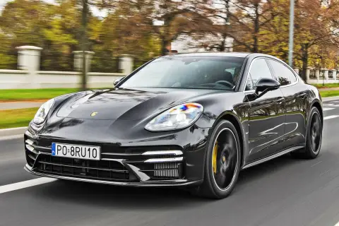 Czarny Porsche Panamera w ruchu. Sprawdź aktualną porsche panamera cena i odkryj luksus na drodze.