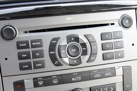 Panel radia samochodowego z przyciskami do wyboru stacji radiowych w Warszawie.
