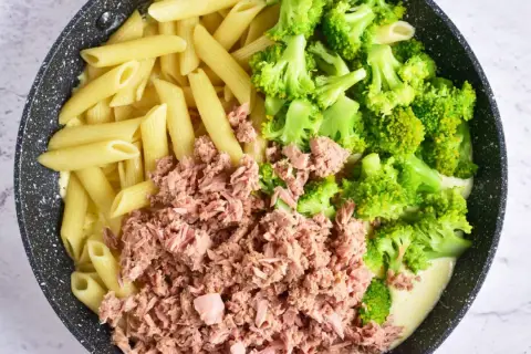 Penne z tuńczykiem i brokułami w sosie śmietanowo-serowym, gotowe do wymieszania.
