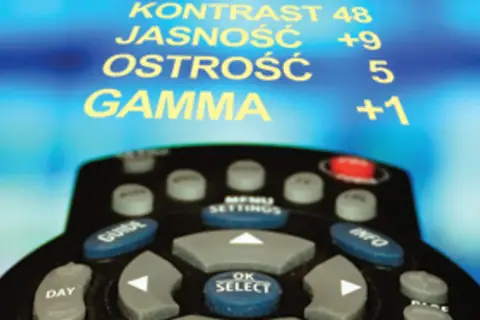 Pilot do telewizora podczas kalibracji obrazu. Widoczne ustawienia: kontrast, jasność, ostrość i gamma.