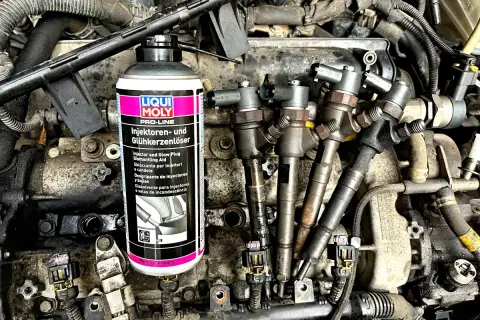 Moment dokręcania wtryskiwaczy Mercedes 2.2 CDI. Płyn Liqui Moly ułatwia demontaż.
