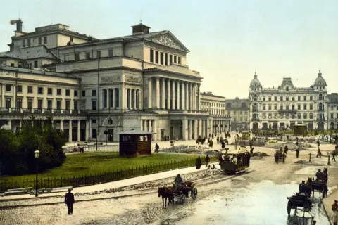 Warszawa, Teatr Wielki i otoczenie, symbol oświecenia w Polsce. Konne bryczki i tramwaj na brukowanej ulicy.