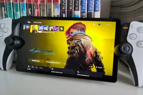 Ps5 Portal z grą Cyberpunk 2077, obok kontroler DualSense. W tle gry na PS4 i PS3.