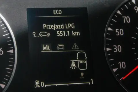 Dacia Sandero: kontrolki informują o przejeździe LPG 551.1 km. Widoczny wskaźnik poziomu LPG na 0.