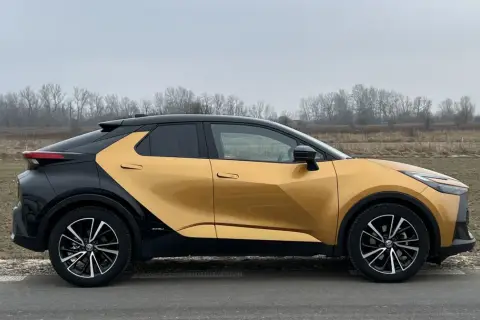 Nowy Toyota C-HR w dwukolorowym malowaniu, złoto-czarnym. Sprawdź jego atrakcyjną cenę i zamów jazdę próbną!