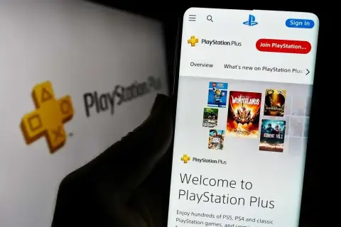 Telefon wyświetla stronę PlayStation Plus z grami. Odkryj setki **playstation extra gry** i ciesz się unikalnymi korzyściami.