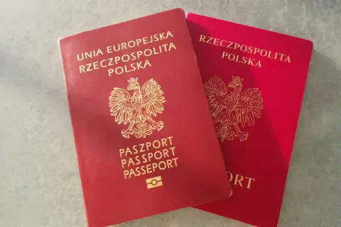 Dwa polskie paszporty, gotowe na podróż do Chorwacji w strefie Schengen.