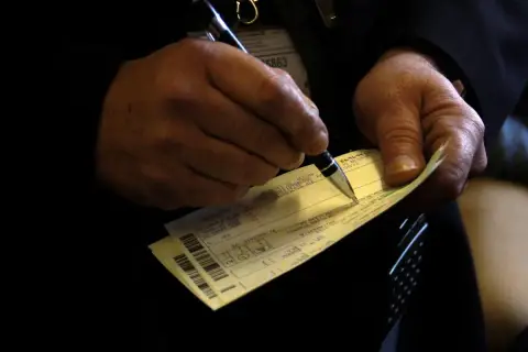 Konduktor spisuje dane na bilecie. Czy konduktor ma prawo żądać dowodu osobistego? W tej sytuacji nie widać dokumentu tożsamości.
