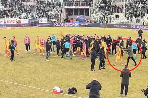 Piłkarze Radomiaka Radom i Korony Kielce w emocjonującym starciu. Sytuacja na boisku, która może wpłynąć na rankingi.