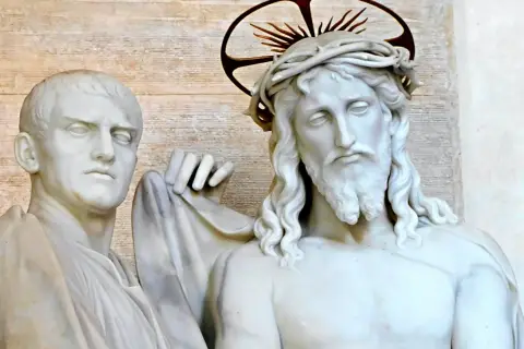 Piłat, który skazał Jezusa na śmierć, trzyma szatę Chrystusa.