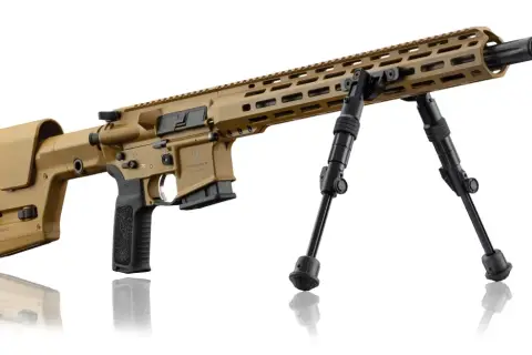 Fusil tactique Schmeisser, couleur sable, calibre 223 Remington, avec bipied.