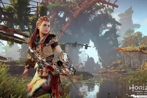 Aloy w Horizon Zero Dawn Remastered, z łukiem w ręku, stoi nad wodą wśród bujnej roślinności i zrujnowanych budowli.