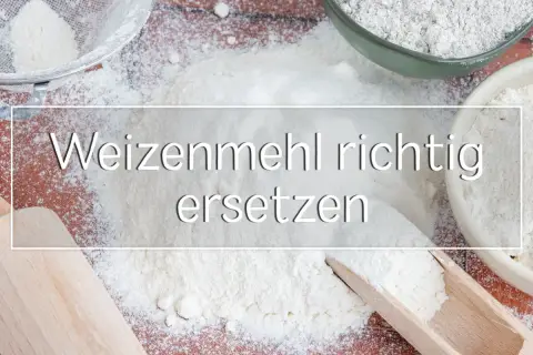 Mehlhaufen mit Sieb und Holzschaufel. Hier erfährst du, wie du Weizenmehl richtig ersetzen kannst, auch wenn du kein Mehl Typ 00 vergleichbar hast.