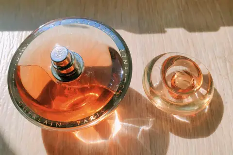 Perfumy Guerlain Insolence w szklanych flakonach, z wygrawerowaną nazwą marki i produktu.